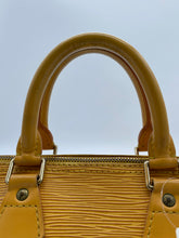 Load image into Gallery viewer, Louis Vuitton Speedy 25 Epi Leather